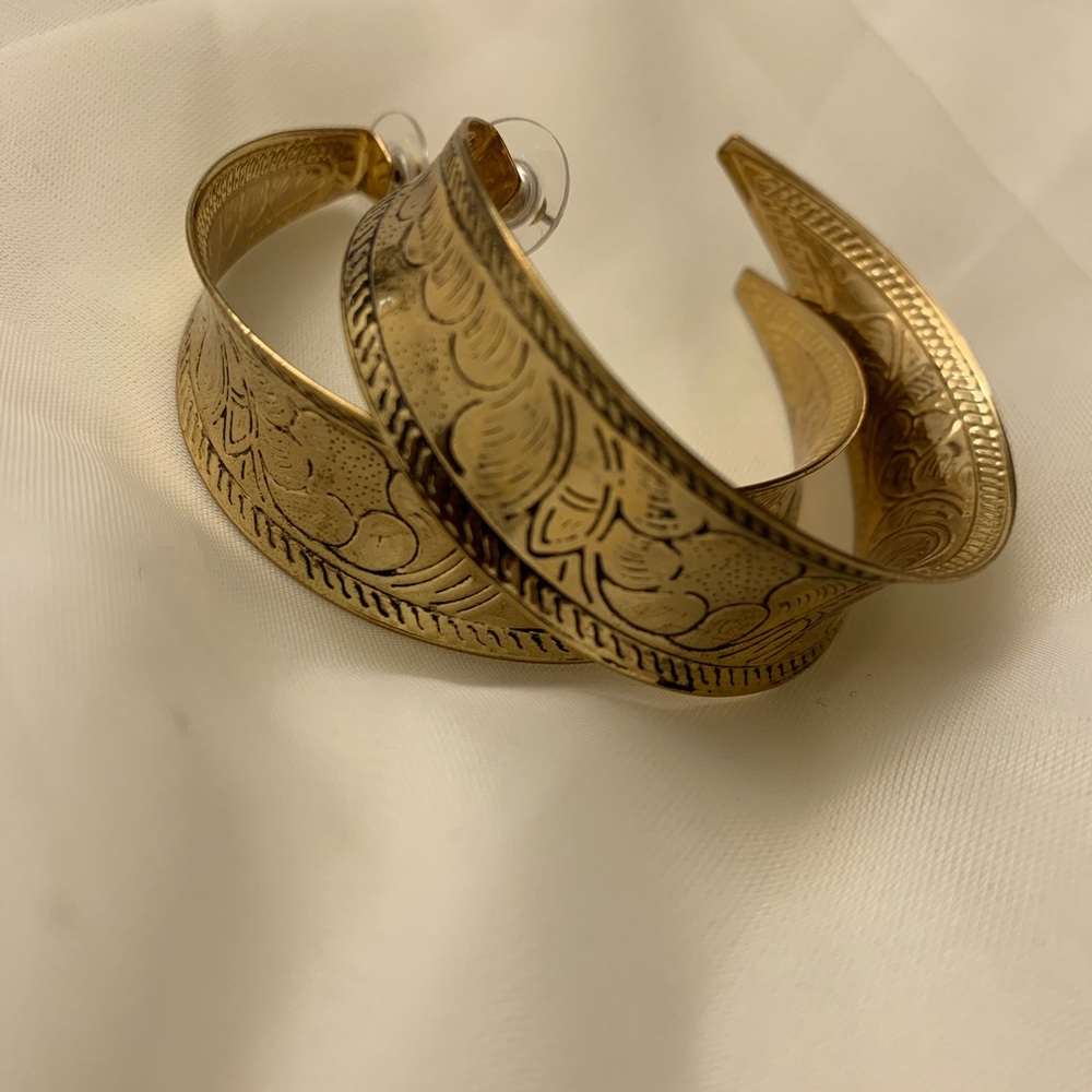 Gold hoop earrings. Gift box included.